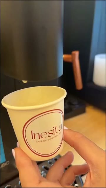 Sirviendo un espresso en un vaso de Inesita