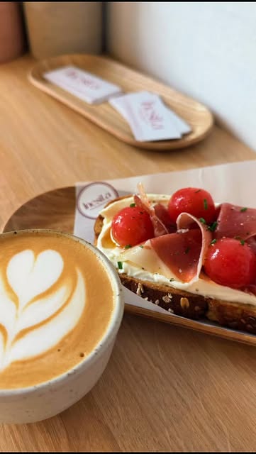Latte art y tosta de Inesita