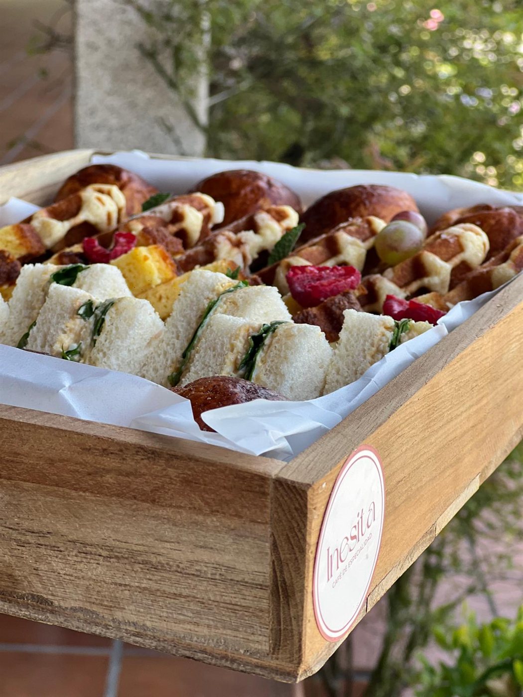 Bandeja de dulces y sándwiches de Inesita