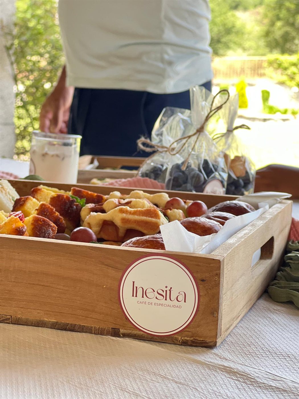Caja de desayuno de Inesita con bollería y fruta