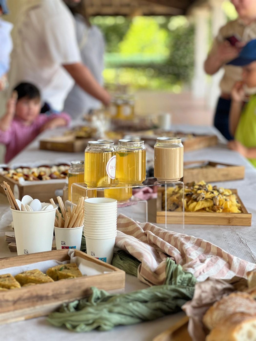 Mesa de evento con bebidas de Inesita