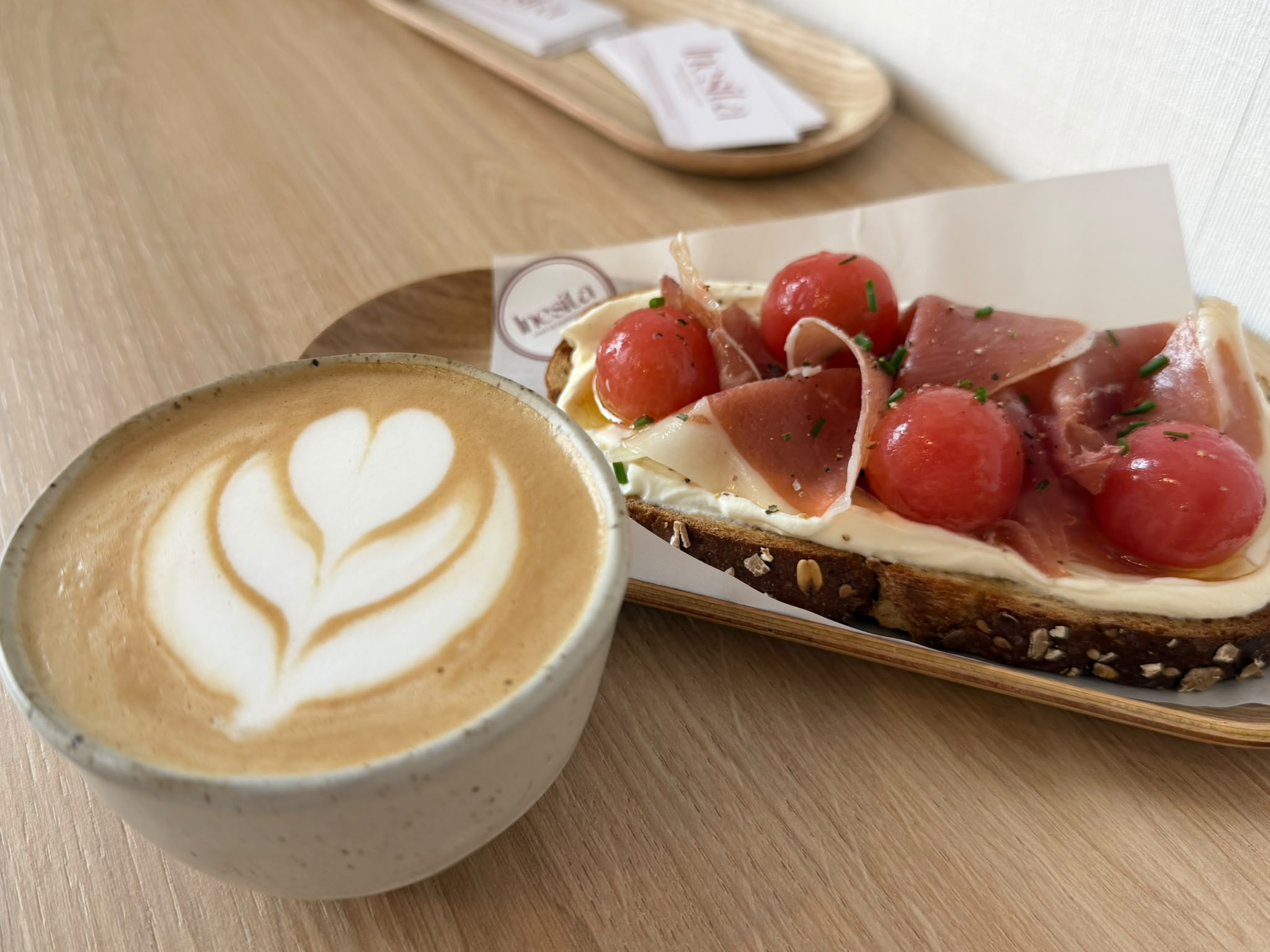 Latte art y tosta de Inesita